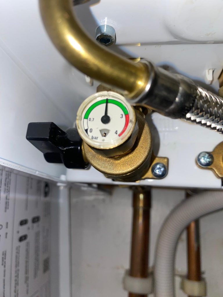 Pressure gauge on a combi boiler