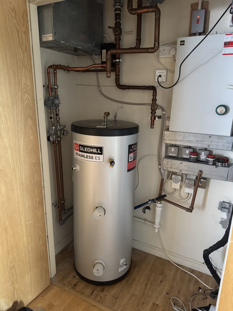 Hot water cylinder 